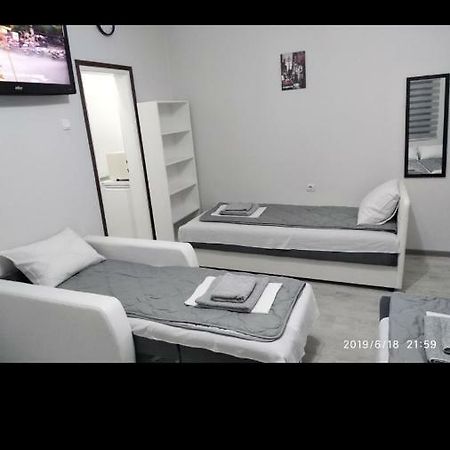 Apartmani Pinokio Ni Екстериор снимка
