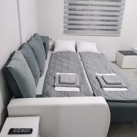 Apartmani Pinokio Ni Екстериор снимка