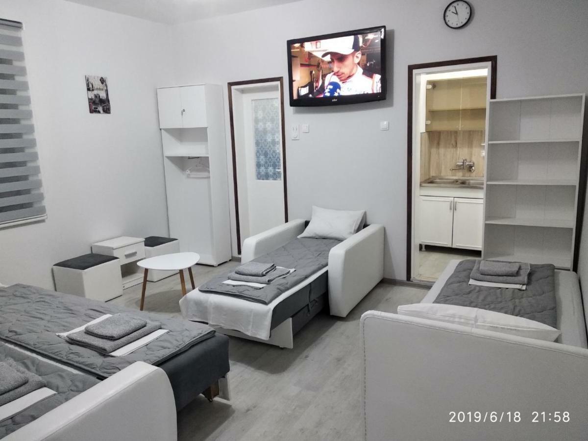 Apartmani Pinokio Ni Екстериор снимка